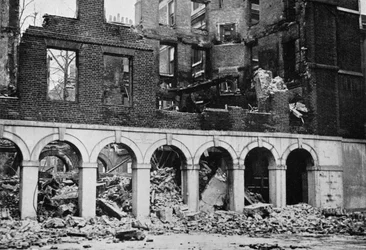 Klostret i templet efter att ha förstörts av brand, 1941