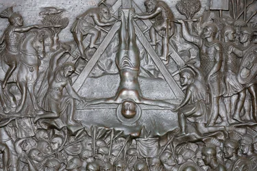 Sankt Peters korsfästelse - Detalj av en portal - Främre entrédörr till Peterskyrkan, Roma, Italien