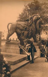 Den kubanske ministern lägger en krans till hyllning till den okände belgiska soldaten, Bryssel, Belgien, 1927.