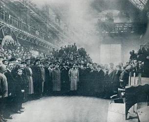 Tsaren, tagen bland arbetarna vid det stora Putiloff ammunitions- och ingenjörsverk, 1914