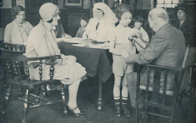 Doktorn lyssnar på ett barns hjärtslag, c1935
