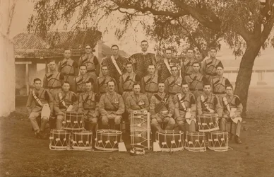 The Trumms and Bugles of the First Batalion, The Queens Own Royal West Kent Regiment. Poona, Indien,