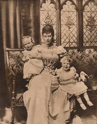 Hertiginnan av York med sina två söner, prinsarna Edward och Albert, c1897 1935
