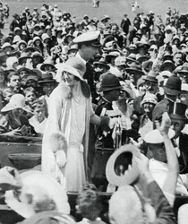 Hertigen och hertiginnan mobbad av folkmassor i Auckland, 1927, 1937