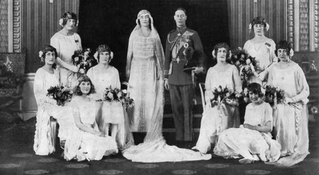 Hertigen och hertiginnan av York omgiven av sina åtta tärnor, 1923