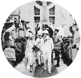 Hertigen och hertiginnan av York besöker amiral Benbows grav, Kingston, Jamaica, 1927, 1937