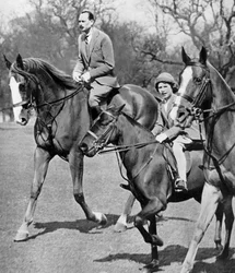 Hertigen av Gloucester rider med prinsessan Elizabeth i Windsor Great Park, c1936
