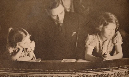 Hertigen av York och prinsessorna Elizabeth och Margaret vid pantomimen den 6 februari 1935.
