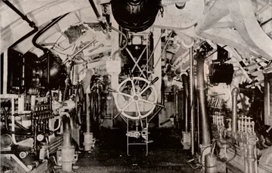 Maskinrummet i en holländsk ubåt, c1916