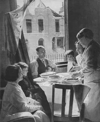 Familjen måste äta, c1940 1942
