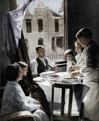 Familjen måste äta, c1940 1942