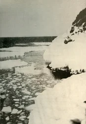 Den första landningsplatsen, som visar vikens is som bryter ut och driver bort norrut, 1908, 1909