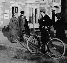 Storhertigen Mikael av Ryssland lämnar Ballaterstationen, 1900.