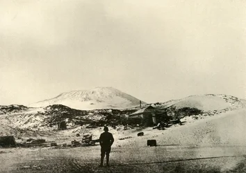 Kojan, med berget Erebus i bakgrunden, hösten 1908, 1909.