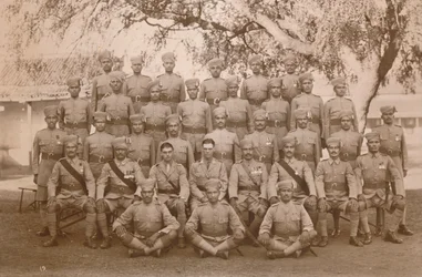 Den indiska plutonen av den första bataljonen, The Queens Own Royal West Kent Regiment. Poona, Indien, 1