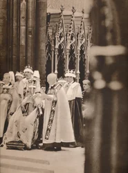 Hans Majestäts tronbestigning, där han ses krönt och med spira, 1937