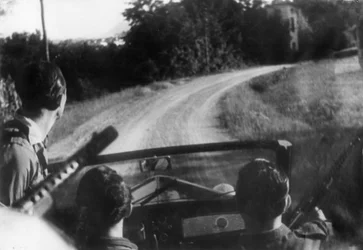 Den italienska motståndsrörelsen: beväpnade partisaner på en jeep, Langhe, Piemonte, Italien