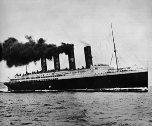 Lusitania i full fart, 1915