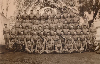 Maskingevärsplutonen från den första bataljonen, Queens Own Royal West Kent Regiment. Poona, Ind