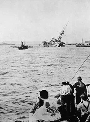 The Majestic sjunker efter att ha blivit torpederad av en fientlig ubåt, 1915