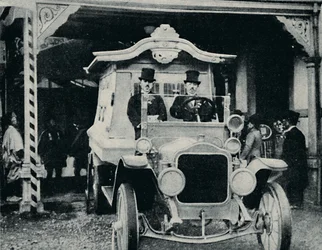 Motorbilen i orientalisk klädsel, c1935
