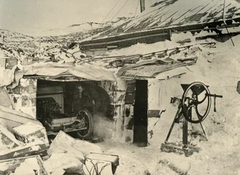 Bilen i garaget och majskrossen till höger, c1908, 1909.