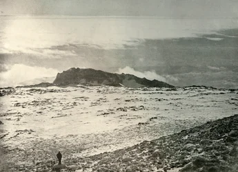 Den gamla kratern i Erebus, med en äldre krater i bakgrunden, c1908, 1909