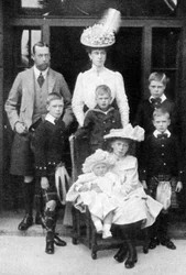 Prinsen och prinsessan av Wales och deras barn, Abergeldie, Skottland, 1906