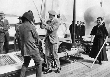 Prinsen av Wales testar en japansk fäkthjälm, Japan, 1922