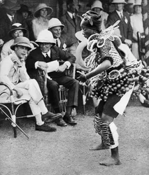 Prinsen av Wales tittar på en traditionell dans, Freetown, Sierra Leone, 1925