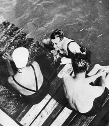 Prinsen av Wales med vänner på en flotte, Rivieran, c1930-talet