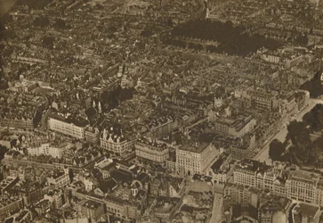 Pusslet med bekanta gator från en ny och spännande utsiktspunkt, c1935.