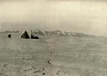 The Queen Alexandra Range fotograferad på väg nerför glaciären, c1908, 1909