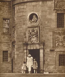 Drottningen i hennes gamla hem, Glamis slott, c1936 1937
