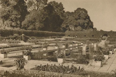 Tystnaden i den holländska trädgården vid Kensington Palace bevakad av låsta portar, c1935.