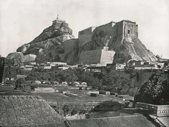 Klippan sett från norr, Trichinopoly, Indien, 1895.