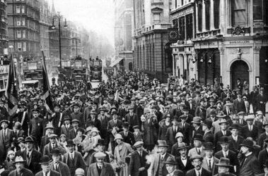 Frälsningsarmén marscherar nerför Oxford Street, London, 1926-1927
