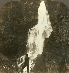 Sevlefallen, sprudlande och plaskande, nära Stalheims hotel, Naerodal, Norge, c1905.