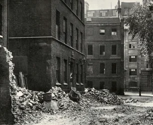Platsen för porten från Fetter Lane och de övergivna husen som väntar på rivning, 1934.