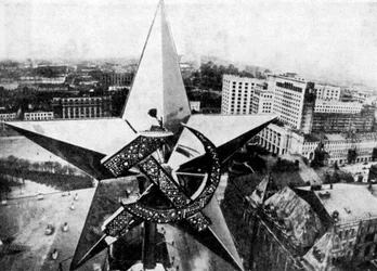 Den sovjetiska stjärnan överstiger Nikolsky Tower i Kreml, Moskva, 1935