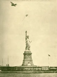 Frihetsgudinnan, med Uplifted Torchlight, New York Harbour, c1930.