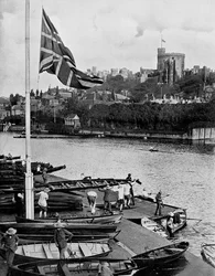 Union Jack Flying Half Mast vid Eton College Boathouse, Berkshire, 1910