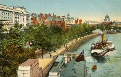 Victoria Embankment och ångfartyg på Themsen, London, c1910.