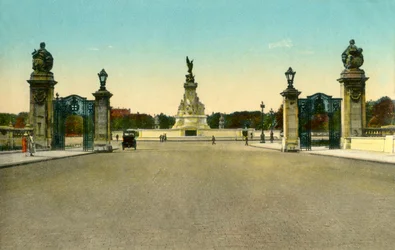 Victoria Memorial, Buckingham Palace, London, c1910.