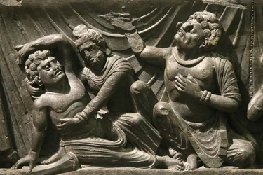 Victoria and Albert Museum. En del av en relief av Buddhas död (parinirvana). 200-400. Kushan period. Skiffer. Gandhara/Nordvästra Pakistan. Storbritannien