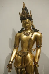 Victoria and Albert Museum. Bodhisattvan Avalokiteshvara (Padmapani, lotusbärare). 1300-1400. Malla dynasti. Nepal. Förgylld koppar med ädel- och halvädelstenar. Storbritannien