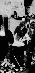 W.V.S. Gjorde många jobb. Här är en W.V.S. kvinna som sköter ett fältkök, c1941 1942