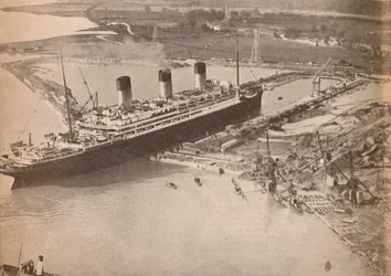 The White Star Liner Majestic går in i världens största gravdocka vid Southampton, c1934, 19