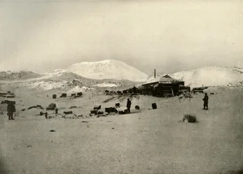 Vinterkvarteren. Med berget Erebus i bakgrunden, c1908, 1909