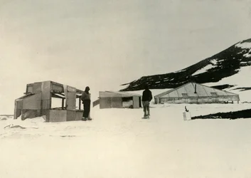 Discovery Expeditionens vinterkvarter vid Hut Point, c1908, 1909.